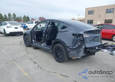 2024 Tesla Model Y Long Range Dual Motor All-Wheel Drive z USA, uszkodzony, nr VIN 7SAYGDEE9RF071449